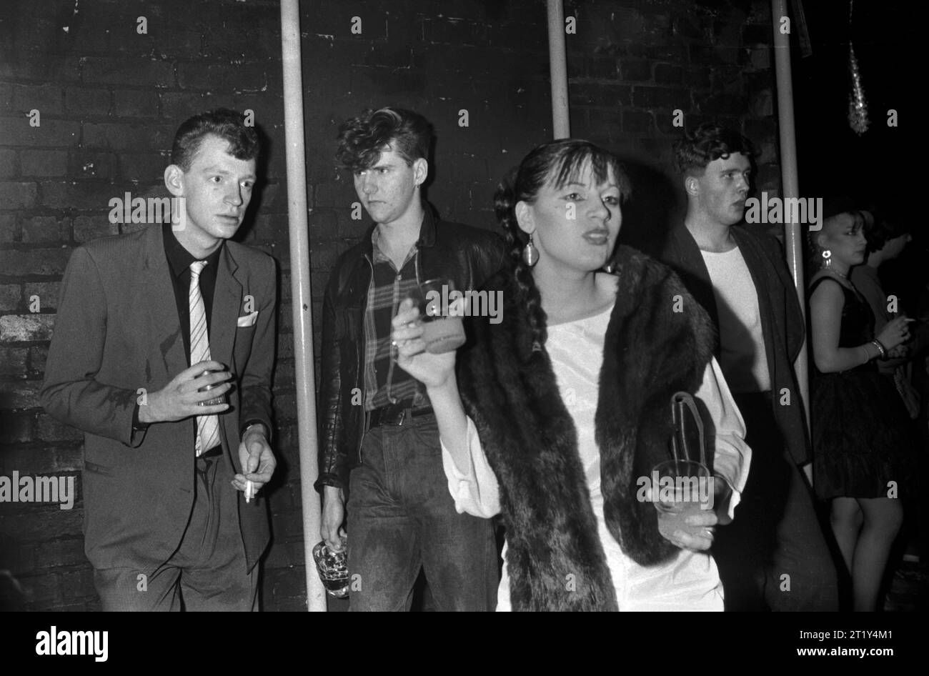 Jeunes adultes vêtements masculins à la mode à la boîte de nuit Heaven à Villiers Street, Charing Cross, Londres, Angleterre décembre 1980.1980s Royaume-Uni HOMER SYKES Banque D'Images