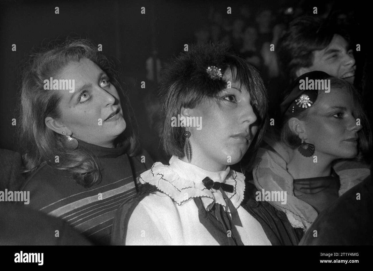 Les fans qui regardent le Spandau Ballet se produisent en direct sur scène à la boîte de nuit Heaven de Villiers Street. Charing Cross, Londres, Angleterre décembre 1980 1980s HOMER SYKES Banque D'Images