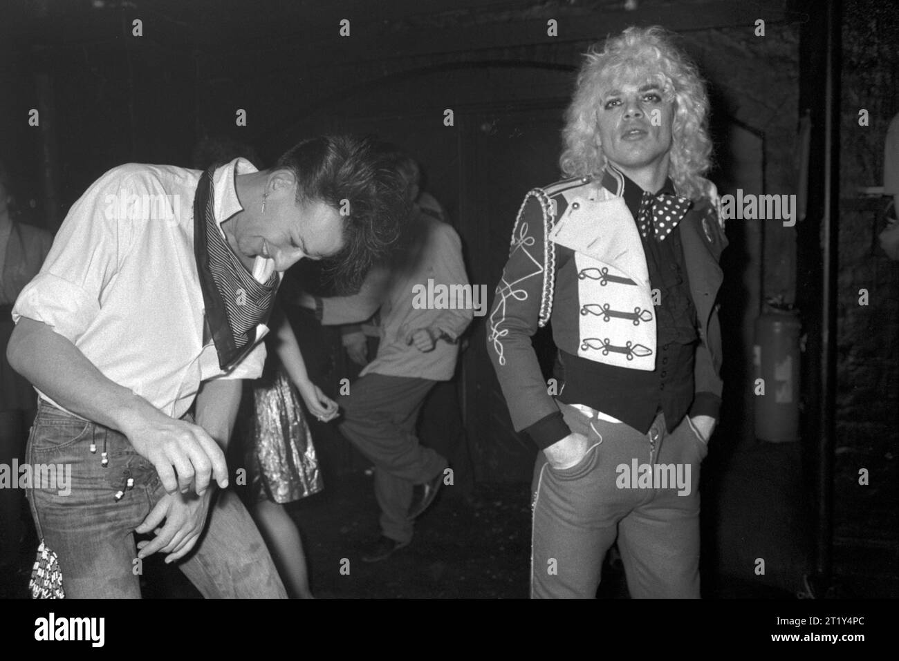Tenues masculines New Romantics à la boîte de nuit Heaven de Villiers Street, un homme dansant, l'autre regardant la foule. Charing Cross, Londres. Angleterre décembre 1980 1980s Royaume-Uni HOMER SYKES Banque D'Images