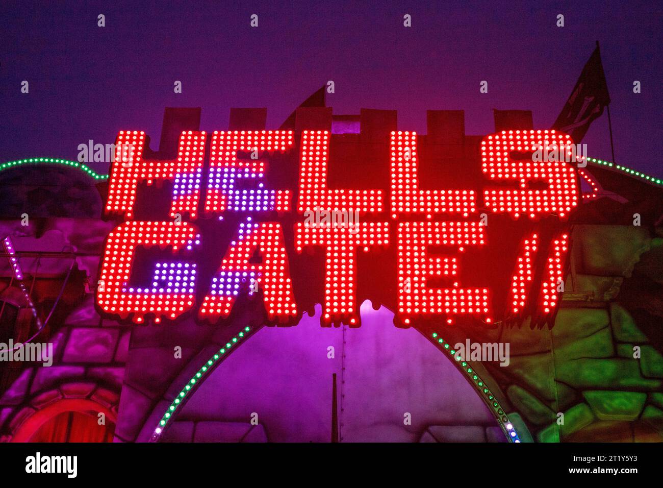 Panneau Hells Gate, foire d'Alresford, Hampshire, Angleterre, Royaume-Uni. Banque D'Images