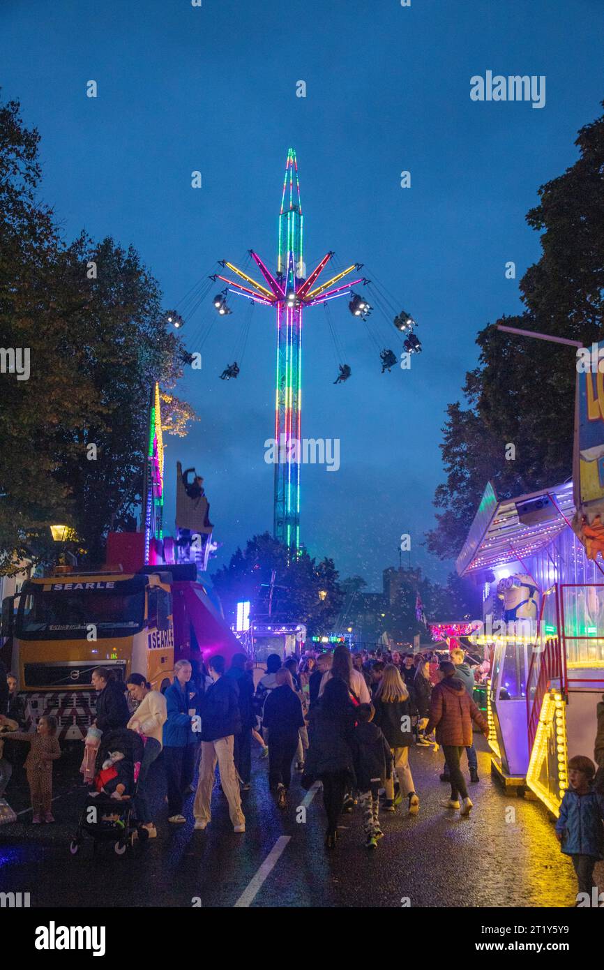 Sky swing Tower Ride Alresford Fair, Hampshire, Angleterre, Royaume-Uni. Banque D'Images