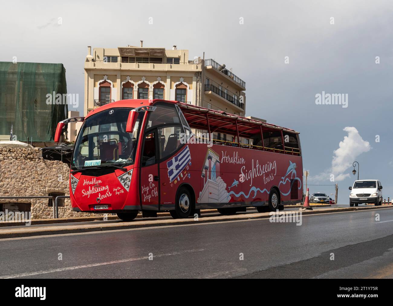 Herkalion, Crète, Grèce, Europe. 26.09.2023. Bus touristique sur une autoroute urbaine à deux voies. Banque D'Images