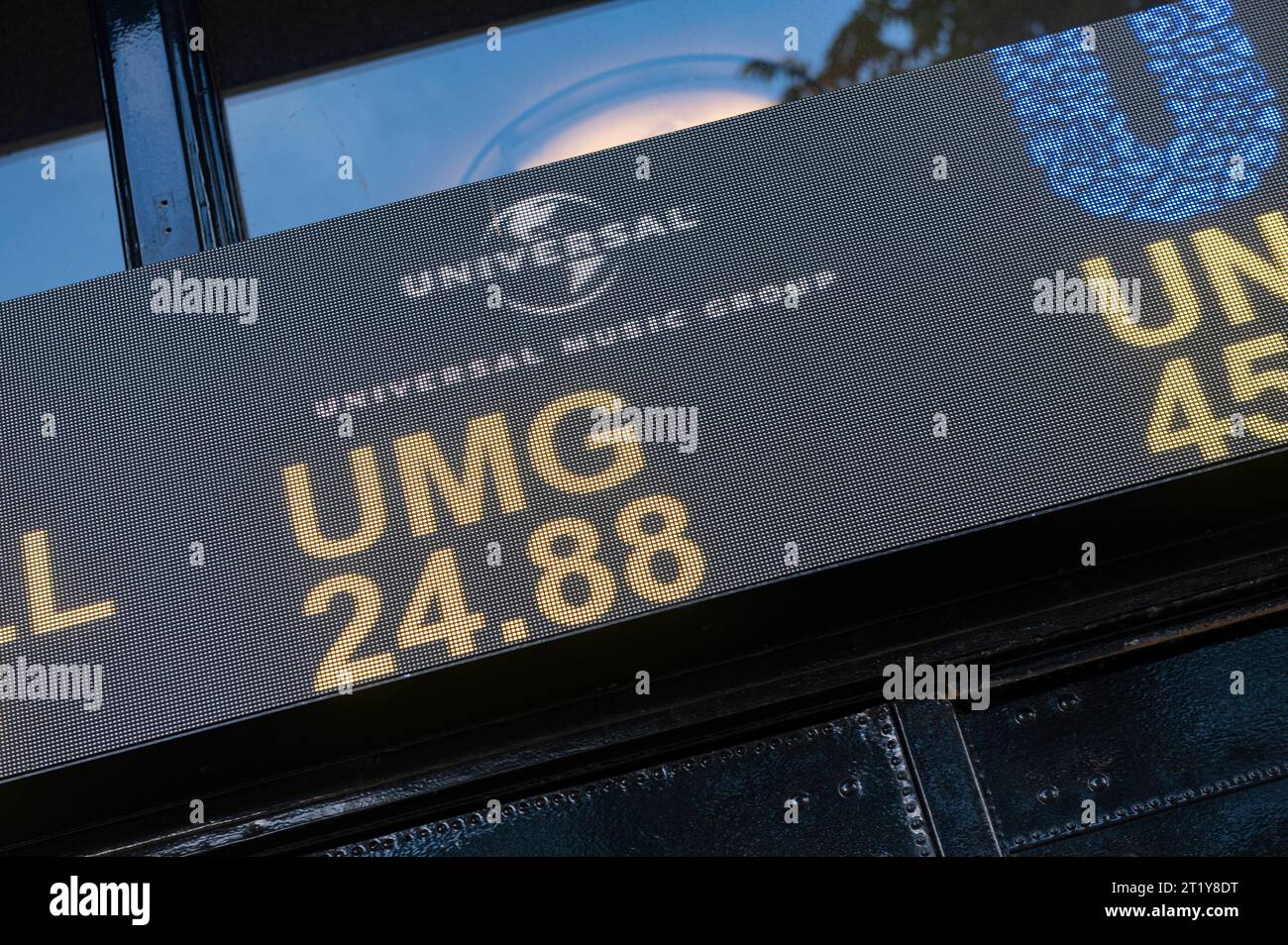 Amsterdam, pays-Bas. 15 octobre 2023. Beursplein 5 Amsterdam Euronext stock Exchange aandelenbeurs, considérée comme la plus ancienne bourse de valeurs au monde. LED lampe tickertape montre le prix des actions pour les sociétés cotées AEX. Le prix de l'édition musicale UMG Universal Music Group à partir du vendredi 13 octobre. finance, finance, effectenbeurs, handelsbeurzen, actions, commerce, commerce, bedrijf, bedrijven, entreprise, logo, crédit : Imago/Alamy Live News Banque D'Images