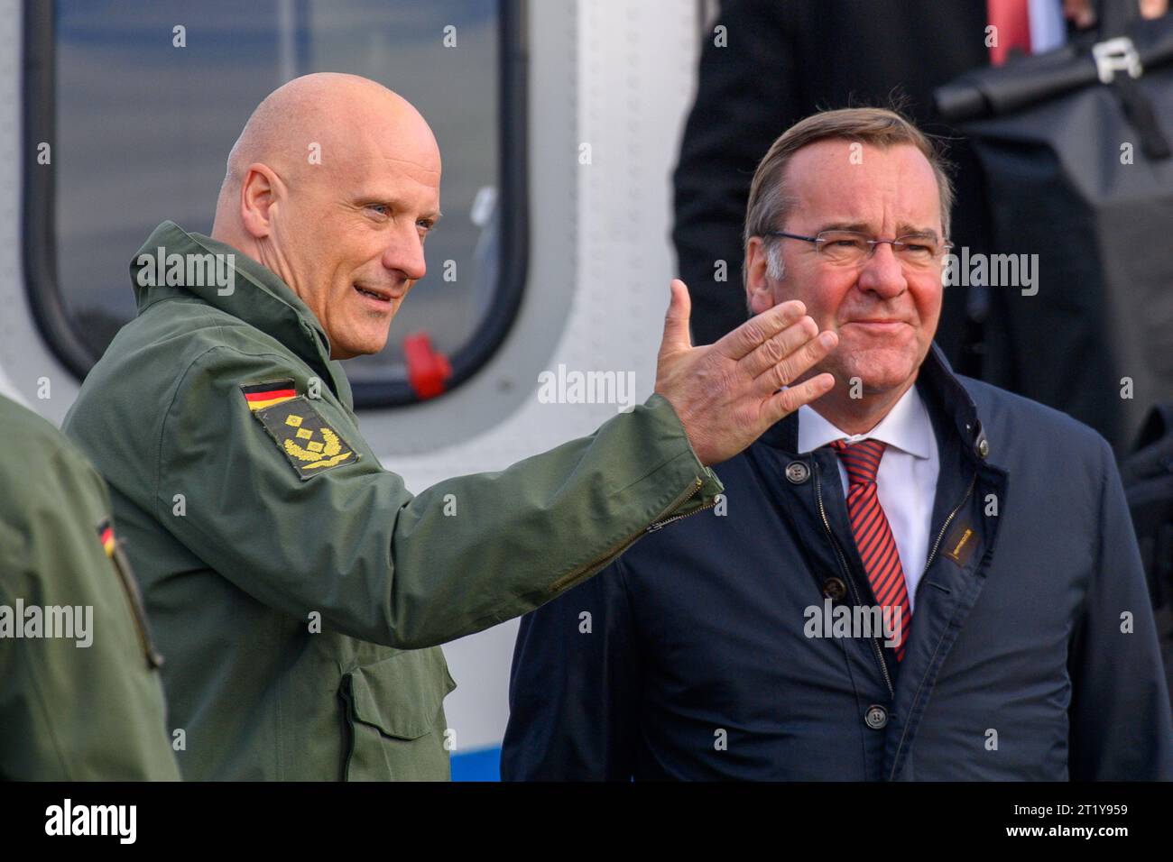 Holzdorf, Allemagne. 12 octobre 2023. Ingo ingo Gerhartz (l), inspecteur général de l'armée de l'air allemande, accueille le ministre allemand de la Défense Boris Pistorius (r, SPD) à la base aérienne de Holzdorf. Au cours de sa visite, le ministre de la Défense a fourni des informations sur le site ainsi que sur les grands projets en cours. Crédit : Klaus-Dietmar Gabbert/dpa/Alamy Live News Banque D'Images