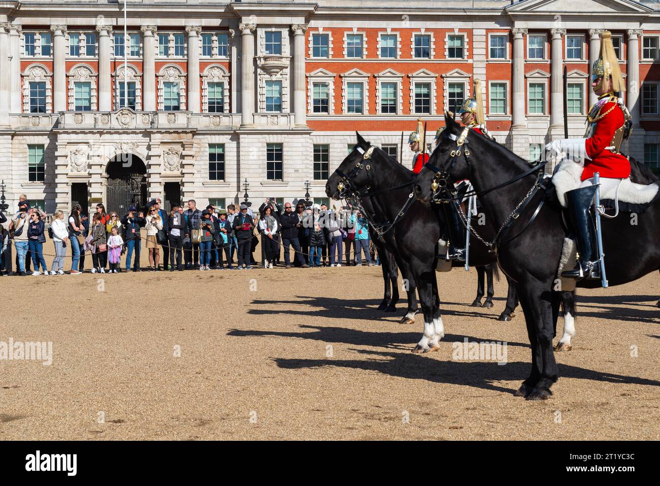 Public regardant la cérémonie de la relève de la garde, Horse Guards Parade, Londres, Royaume-Uni. Foule de visiteurs regarder l'événement traditionnel Banque D'Images