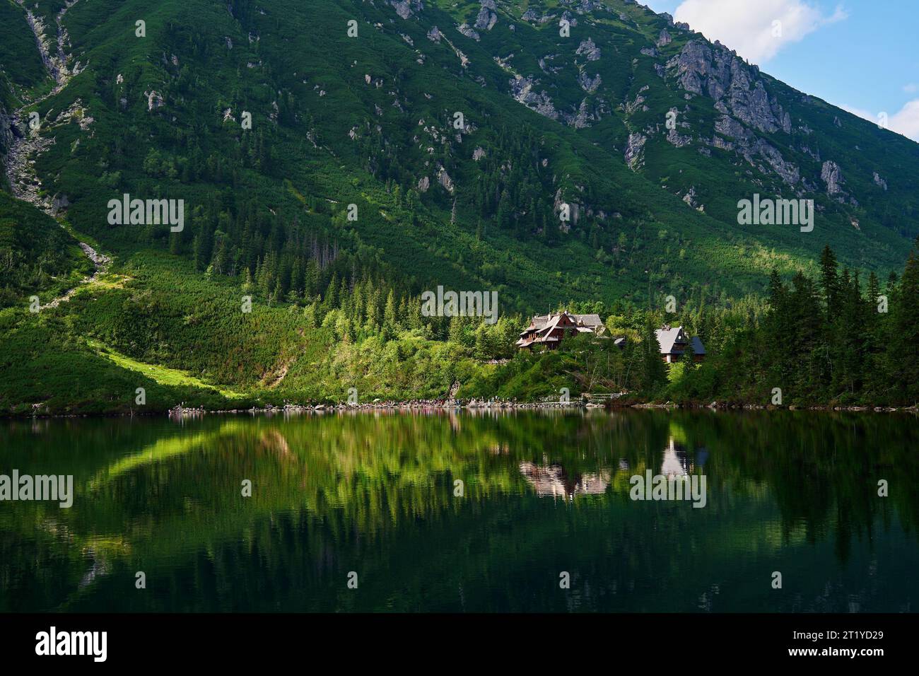 Vue sur la cabine dans les montagnes avec forêt verte. Maison pour les touristes dans le parc national des Tatras près de Morskie Oko ou Eye Sea Lake. Lieu touristique en Pologne Banque D'Images
