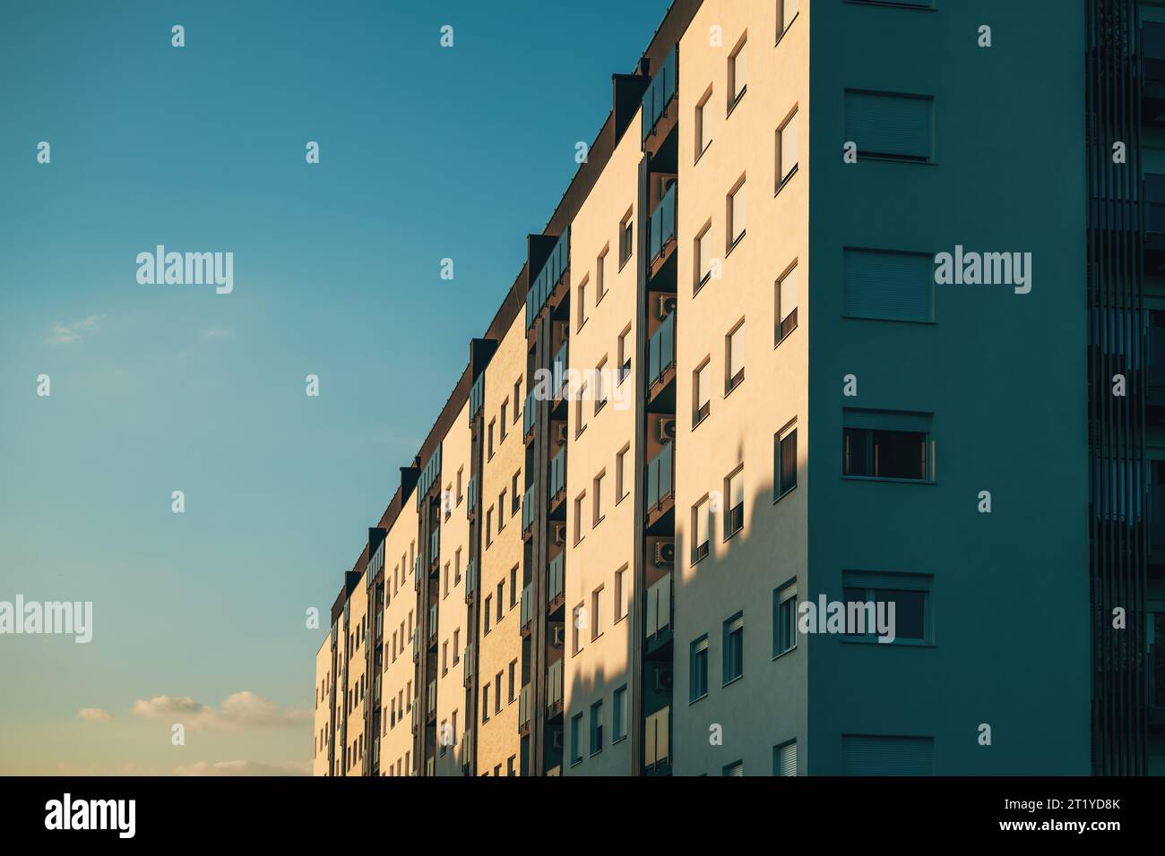 Immeuble résidentiel d'appartements en copropriété avec fenêtres donnant sur le côté ouest éclairé par le soleil couchant, vue à angle bas Banque D'Images