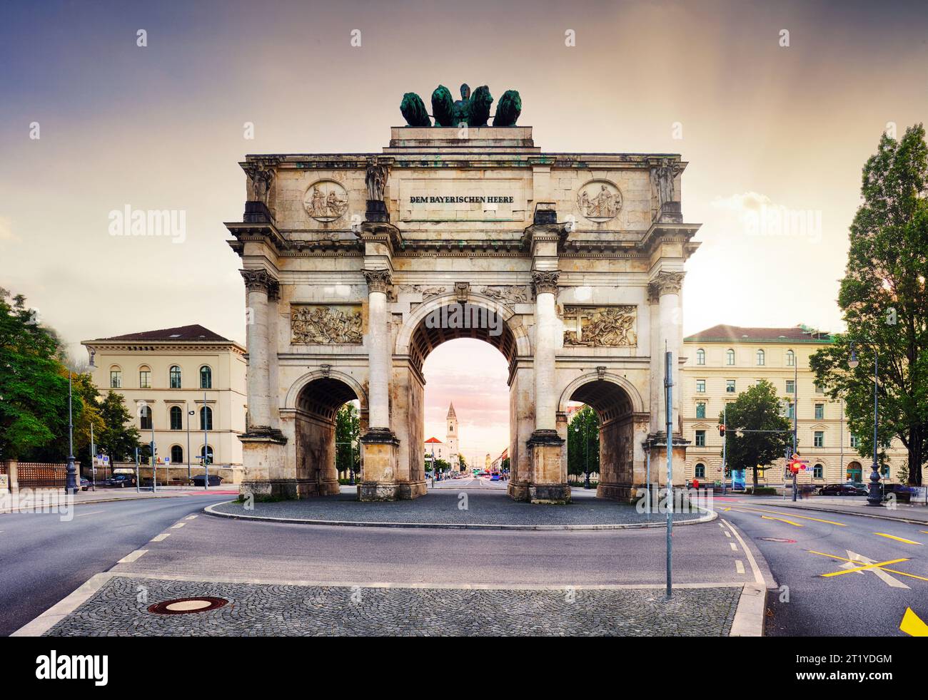 Coucher de soleil spectaculaire sur Siegestor - Arc de la porte de la victoire dans le centre-ville de Munich, Allemagne Banque D'Images