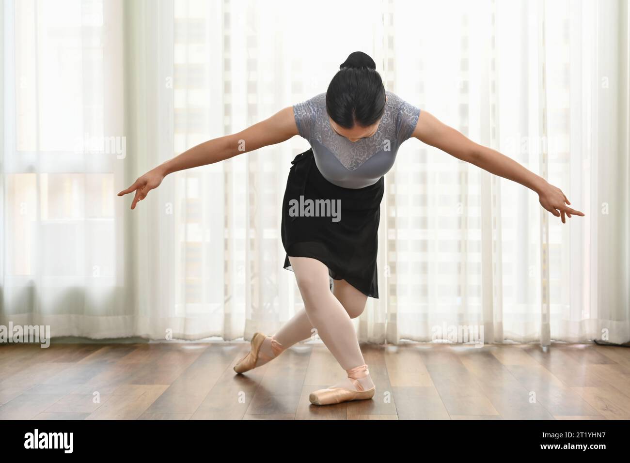 Professeur De Ballet Et De Danse Créatif Avec Ballerine Pratiquant La  Posture Dans Un Studio Moderne Femme Danseuse Classique En Formation Pour  Un Spectacle De Théâtre étudiante élégante Et Flexible Dansant Dans