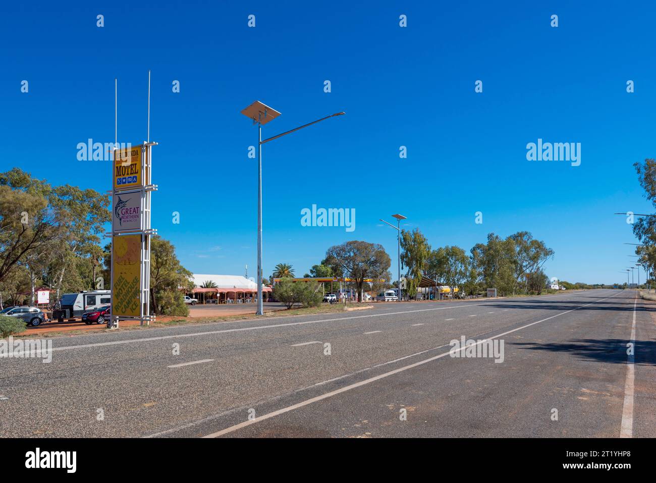 Éclairage public solaire en Australie centrale sur la Stuart Highway au Erldunda Desert Oaks Resort dans le territoire du Nord de l'Australie Banque D'Images
