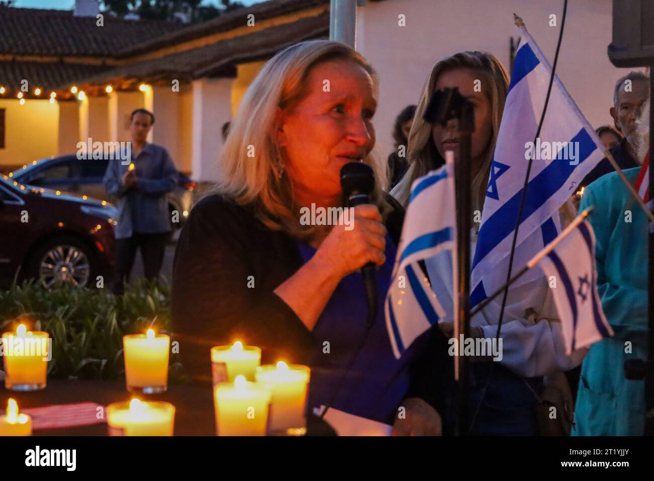 Santa Barbara, Californie, États-Unis. 15 octobre 2023. Cyndi Silverman offre des mots de condoléances et des chansons de prière devant les centaines de Juifs de toutes confessions '' libéral à conservateur à orthodoxe ''' qui ont été unifiés dans leur amour et leur chagrin pour Israël lors d'un mémorial aux chandelles le dimanche 10/15/23 à 6:00 pm à Santa Barbara, centre-ville historique de la Guerra Plaza. La veillée publique/rassemblement a été organisée par la Fédération juive du Grand Santa Barbara, et a été bien suivie par les rabbins et le personnel de la Communauté Shul, Chabad, Congrégation B'nai B'rith, Hillel, etc Crédit : ZUMA Press, in Banque D'Images