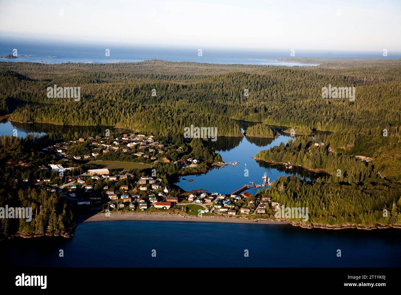 Une image aérienne d'une petite ville près de Tofino, en Colombie-Britannique. Banque D'Images