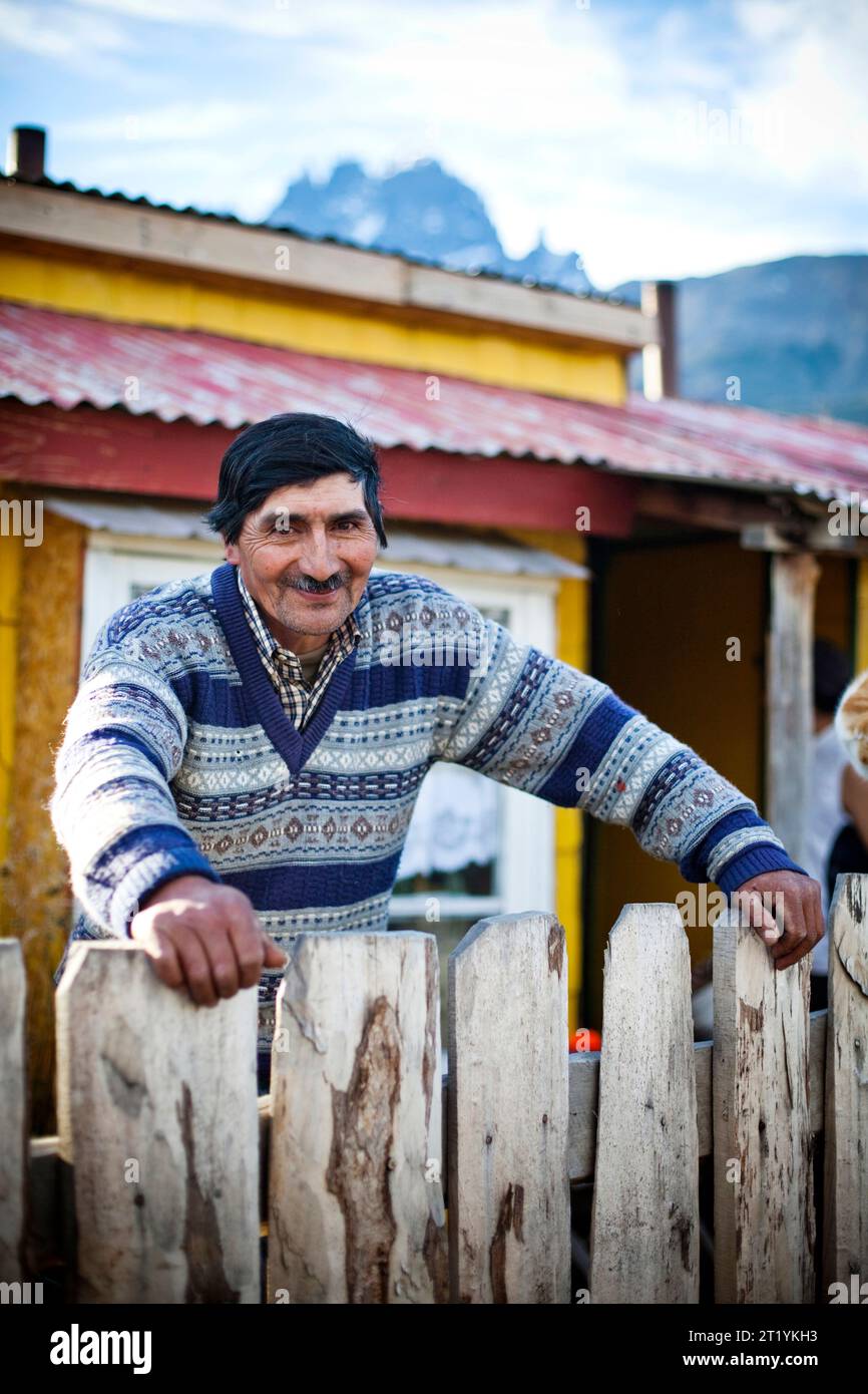 Portrait d'un homme souriant à la caméra. Banque D'Images