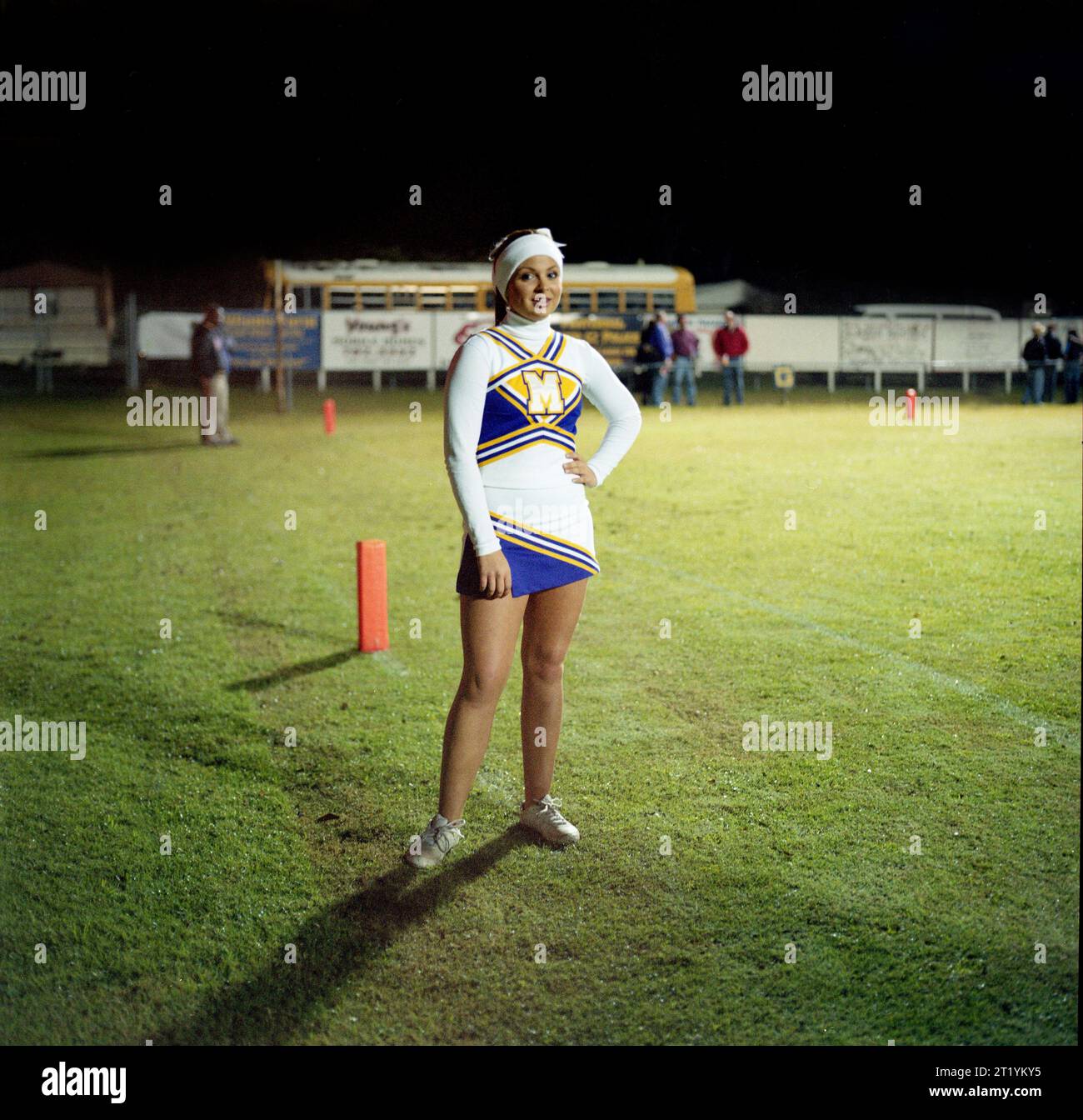 Portrait d'une jeune cheerleader lors d'un match de football au lycée. Banque D'Images