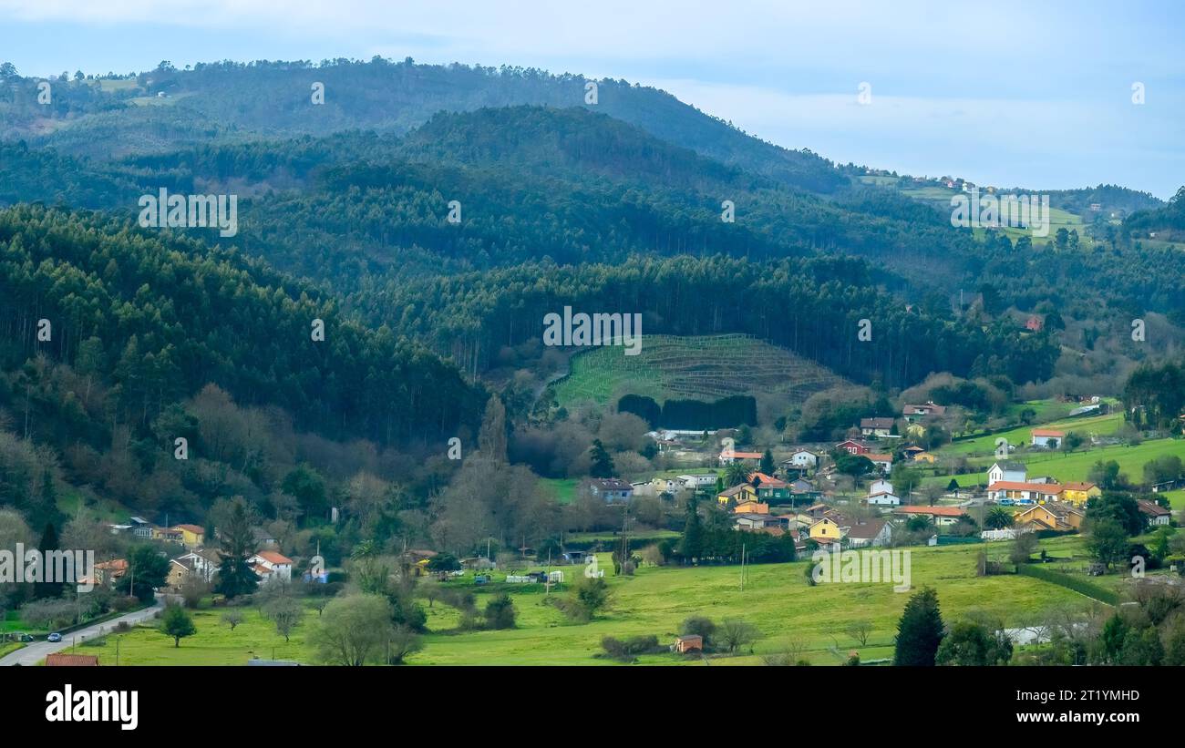 Asturies, Espagne, vue aérienne d'un paysage de vallée au printemps Banque D'Images
