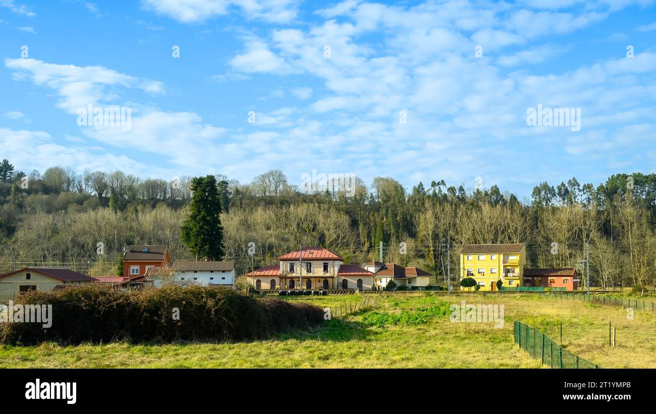 Asturies, Espagne, paysages dans une zone rurale avec des maisons Banque D'Images