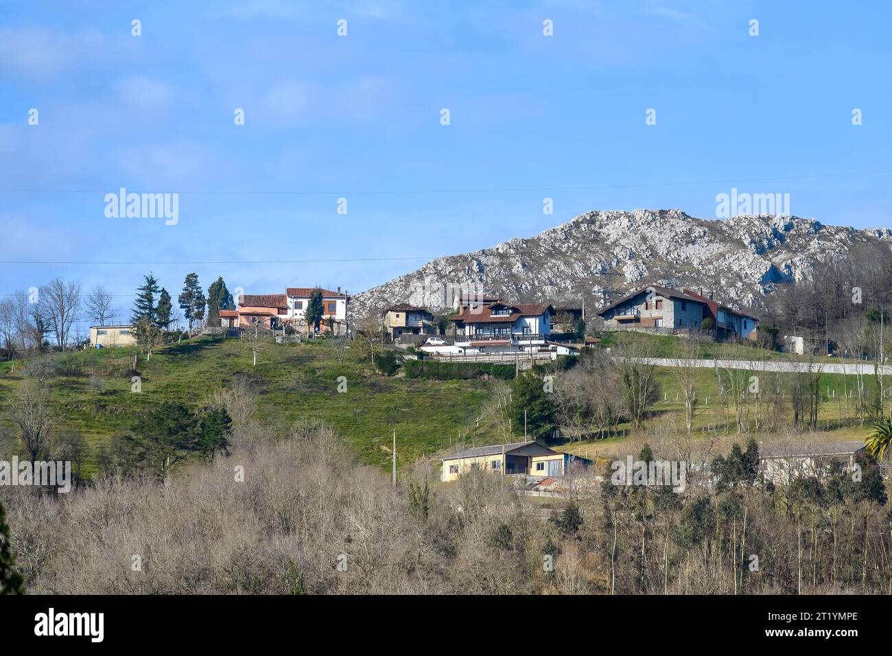 Asturies, Espagne, maisons rurales au pied d'une montagne. Banque D'Images