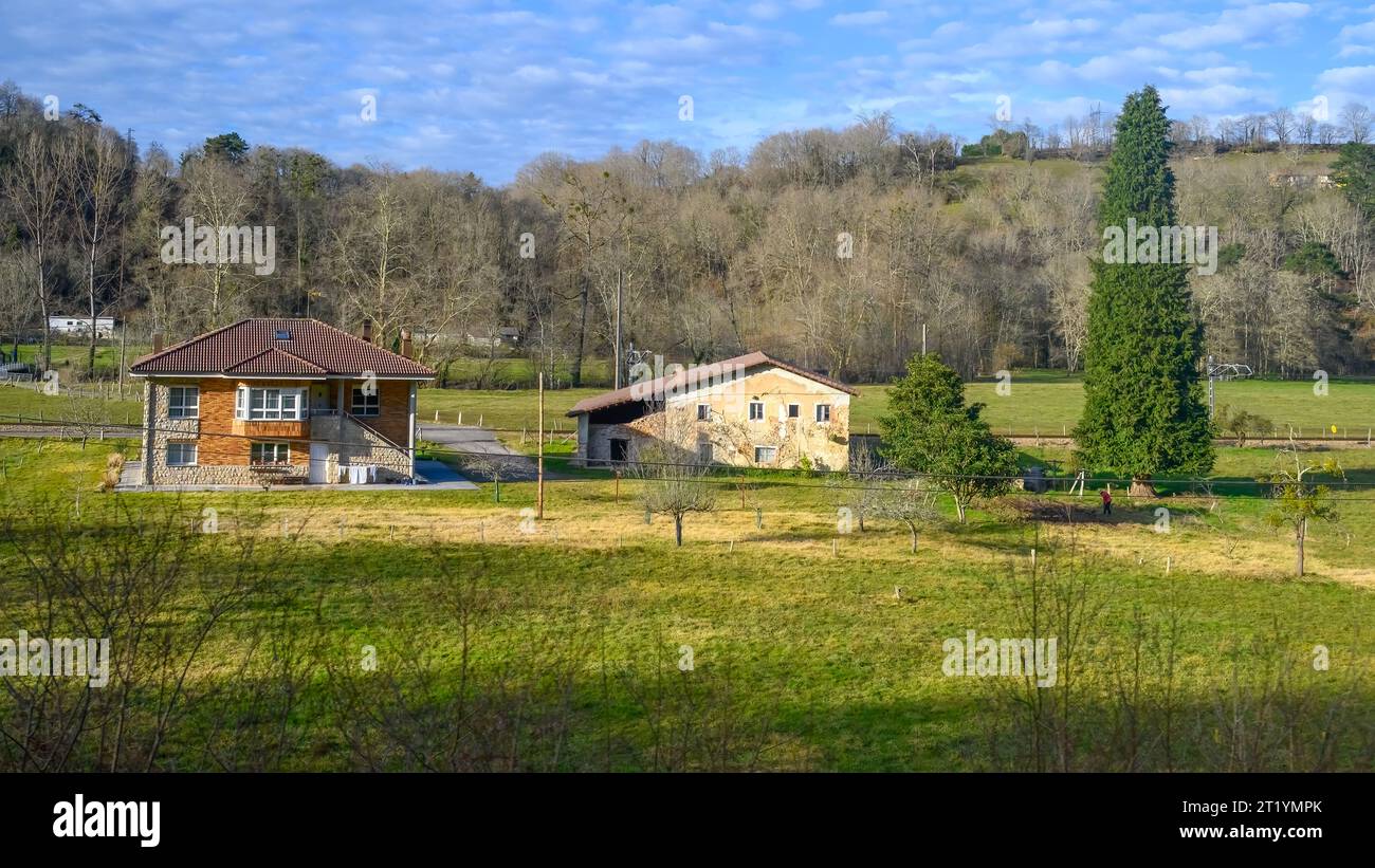 Asturies, Espagne, maisons dans un paysage rural au printemps Banque D'Images