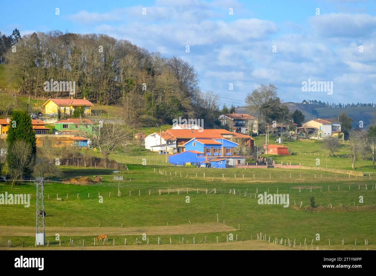 Asturies, Espagne, bâtiments résidentiels ruraux dans une ferme au printemps Banque D'Images