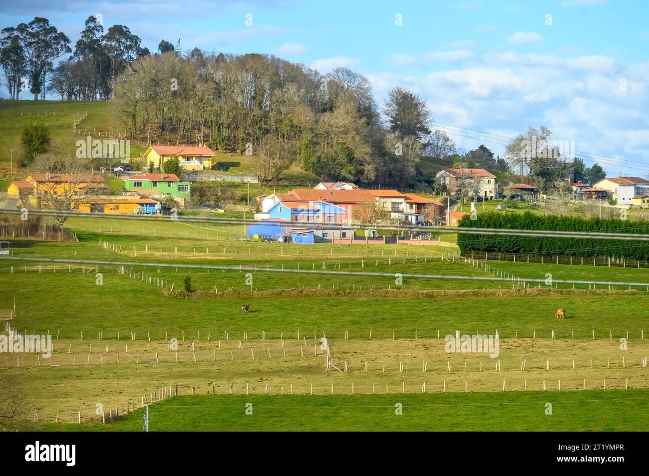Asturies, Espagne, bâtiments résidentiels ruraux dans une ferme au printemps Banque D'Images