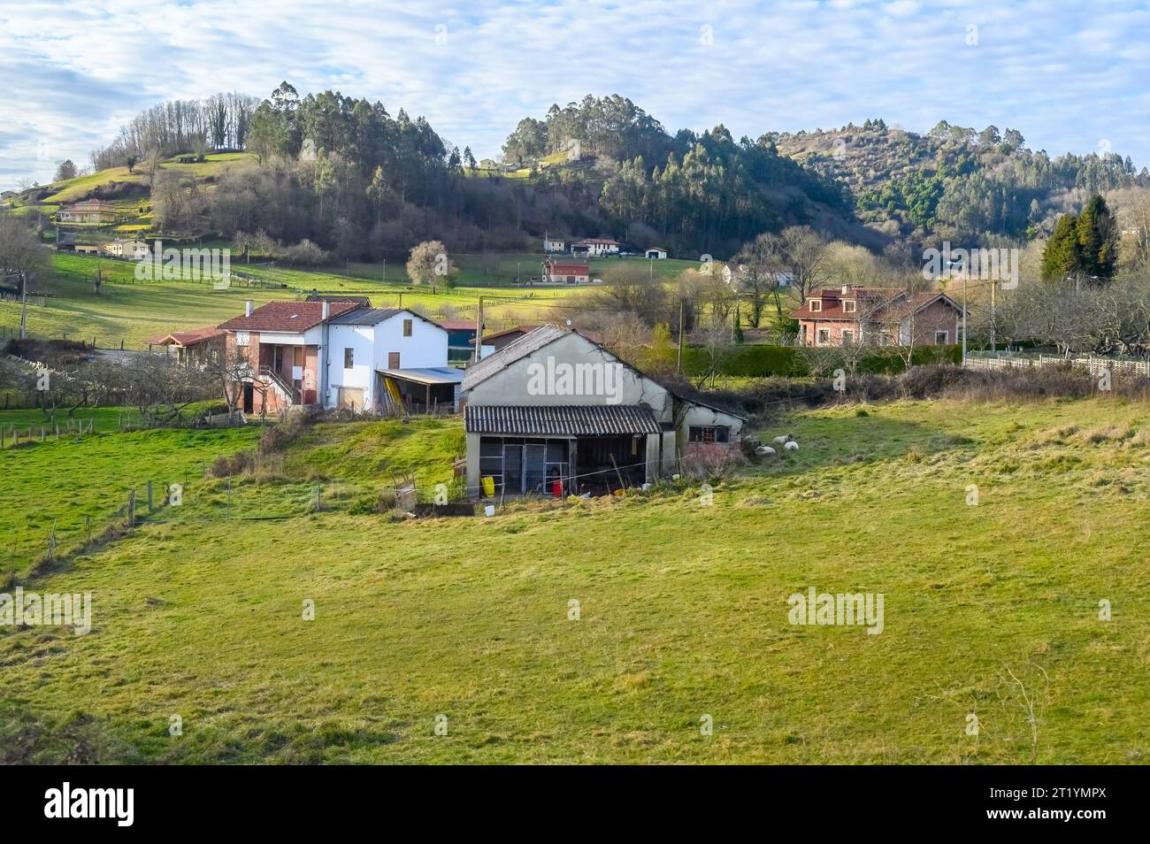 Asturies, Espagne, vue à grand angle des maisons dans une scène rurale pendant la saison de printemps Banque D'Images