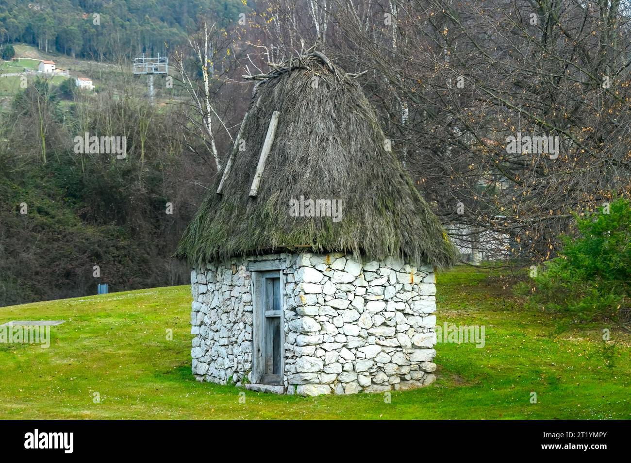 Asturies, Espagne, ancien bâtiment rustique avec des murs en pierre dans une zone rurale Banque D'Images