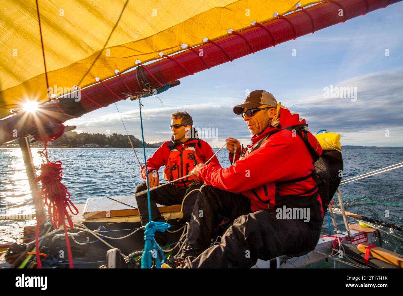 Deux coureurs prennent le bateau pour un essai avant le départ de la course vers l'Alaska, une course de bateaux non motorisés de 750 miles de Port Townsend, WA à Ketchikan, Alaska. Banque D'Images