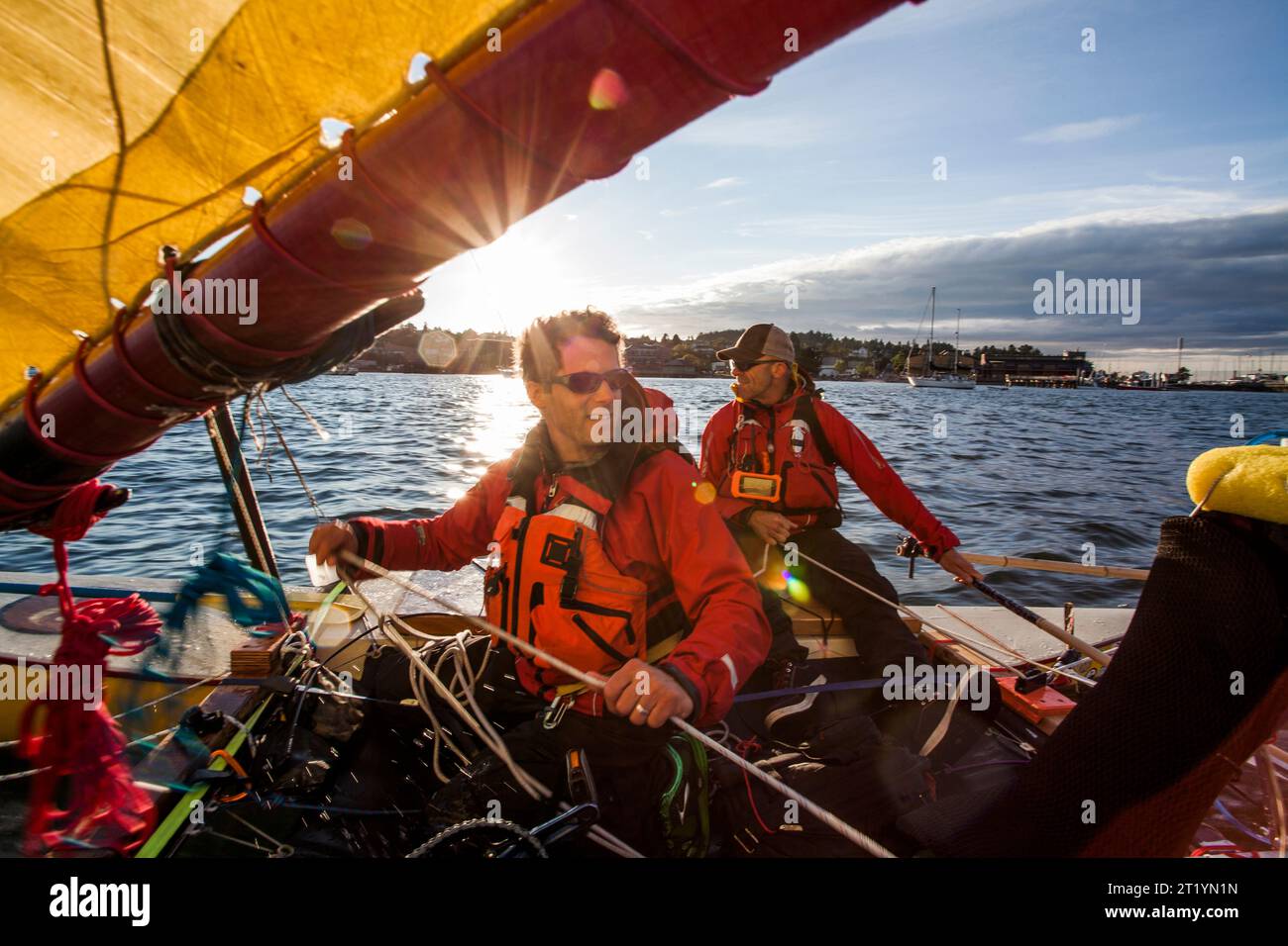 Deux coureurs prennent le bateau pour un essai avant le départ de la course vers l'Alaska, une course de bateaux non motorisés de 750 miles de Port Townsend, WA à Ketchikan, Alaska. Banque D'Images