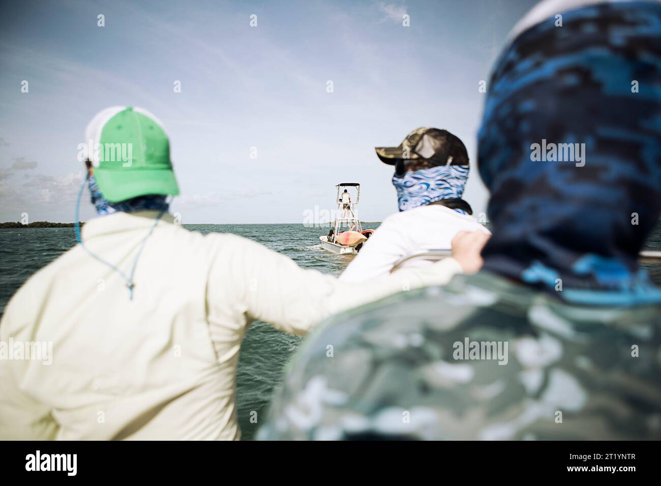 Pêcheurs sur bateau en mer Banque D'Images