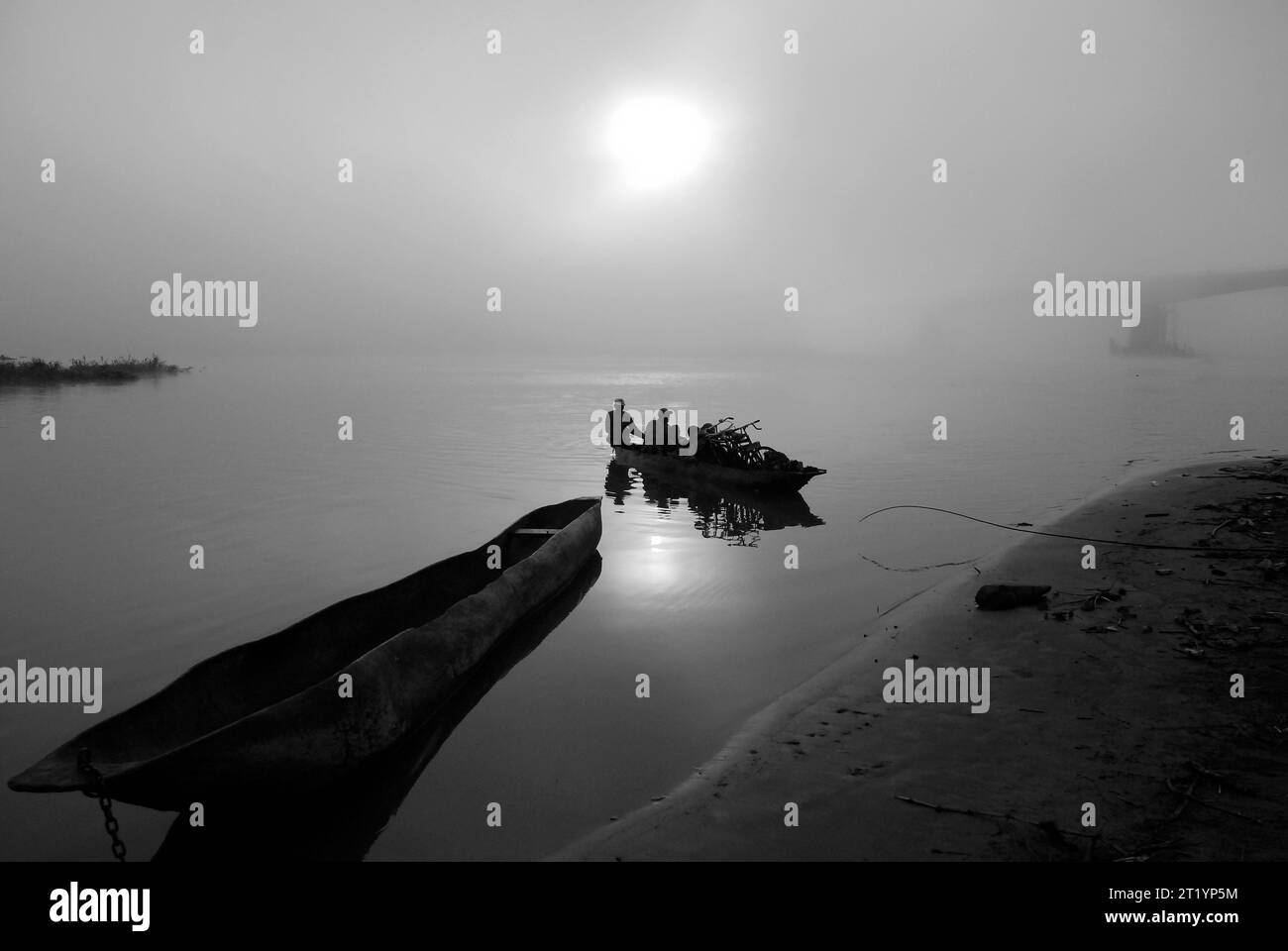 Ouvriers traversant la rivière de Caia, Mozambique. Banque D'Images