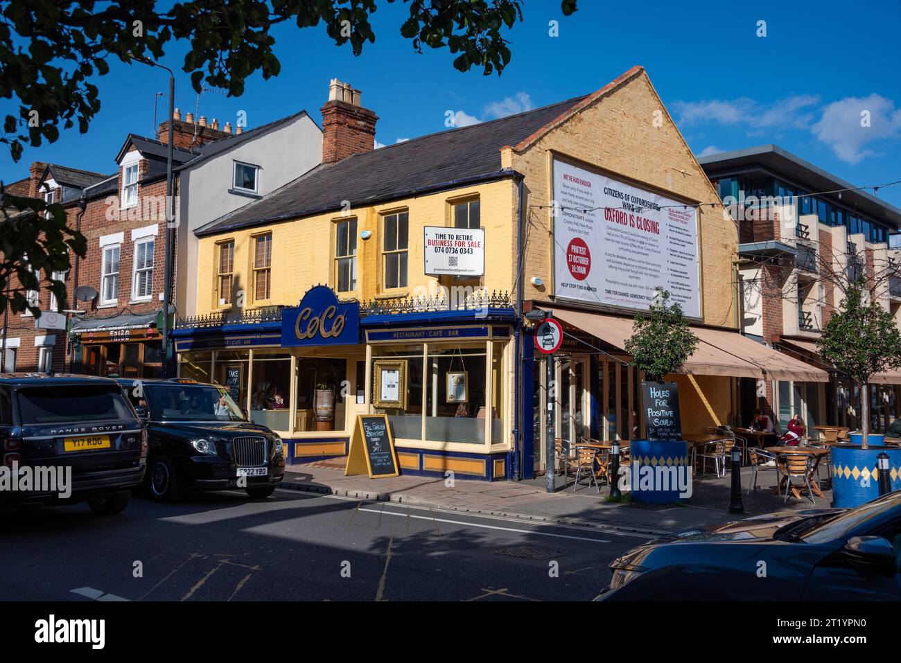 Une affiche à l'extérieur du restaurant appartenant à Clinton Pugh, père de l'actrice Florence Pugh, protestant contre les quartiers à faible trafic d'Oxford. Son entreprise a souffert, avec beaucoup d'autres et il a été catégorique dans son opposition aux plans, qui sont réputés avoir été passés par rail à travers avec peu ou pas de considération pour le sentiment local à leur sujet. Il y a eu beaucoup d'opposition à Oxford en raison des effets terribles sur la circulation dans la région, l'impact sur les temps de trajet en bus et les entreprises locales, bien que certains habitants soient favorables en raison des améliorations dans leur propre voisinage immédiat. Banque D'Images