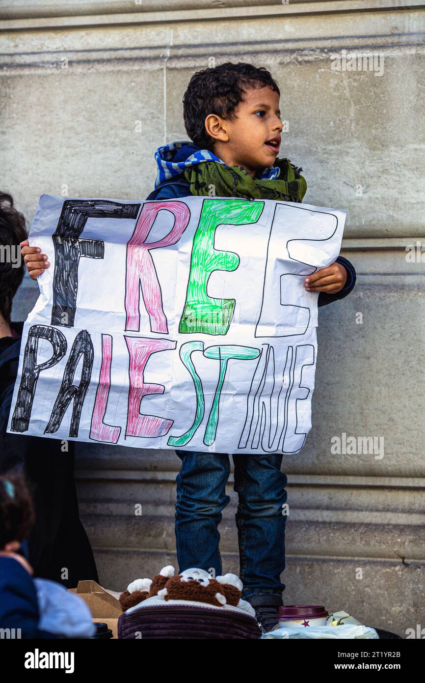 Un jeune enfant tenant un signe de protestation Free Palestine lors de la manifestation pro-Palestine à Londres . Banque D'Images