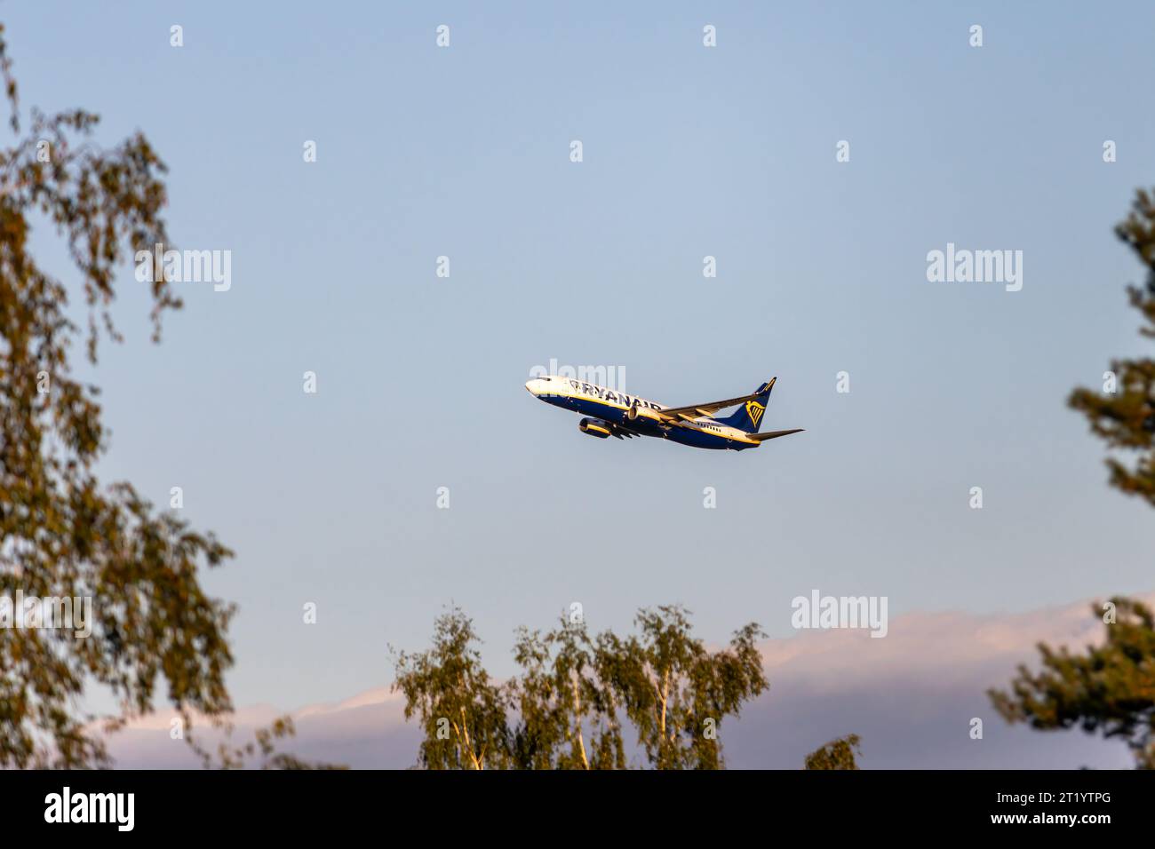 Cologne, Allemagne - 26 août 2023 : un Boing 737-8AS de Ryanair en vol de montée peu après le décollage. Ryanair est une compagnie aérienne irlandaise low-cost. Banque D'Images