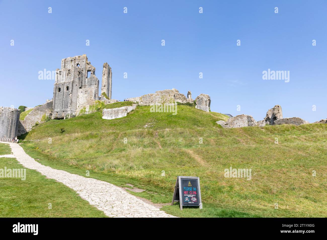 Corfe Castle ruines en pierre sur l'île de Purbeck dans le Dorset, un château du 11e siècle construit par Guillaume le Conquérant, Angleterre, automne 2023 Banque D'Images