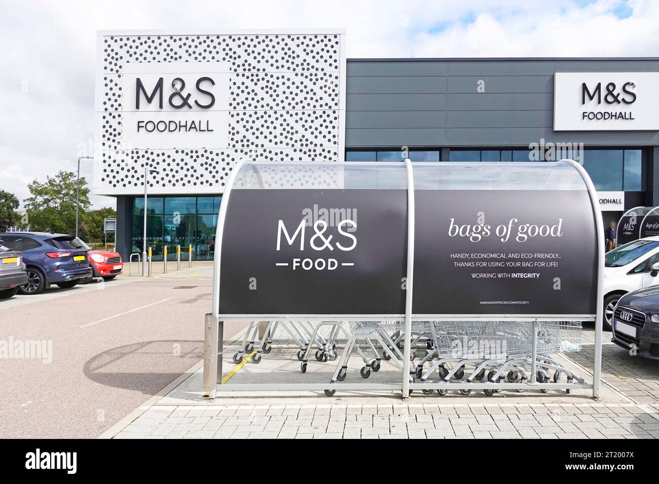 M&S magasin d'architecture moderne devant un Marks and Spencer Foodhall Retail Park Food hall shopping & Customer trolley Shelmsford Essex Angleterre Royaume-Uni Banque D'Images