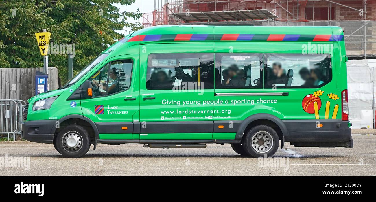 Minibus vert Lady Taverners relié à l'association caritative Lords Taverners transportant des enfants défavorisés vers la station balnéaire de Hunstanton Norfolk Angleterre Banque D'Images