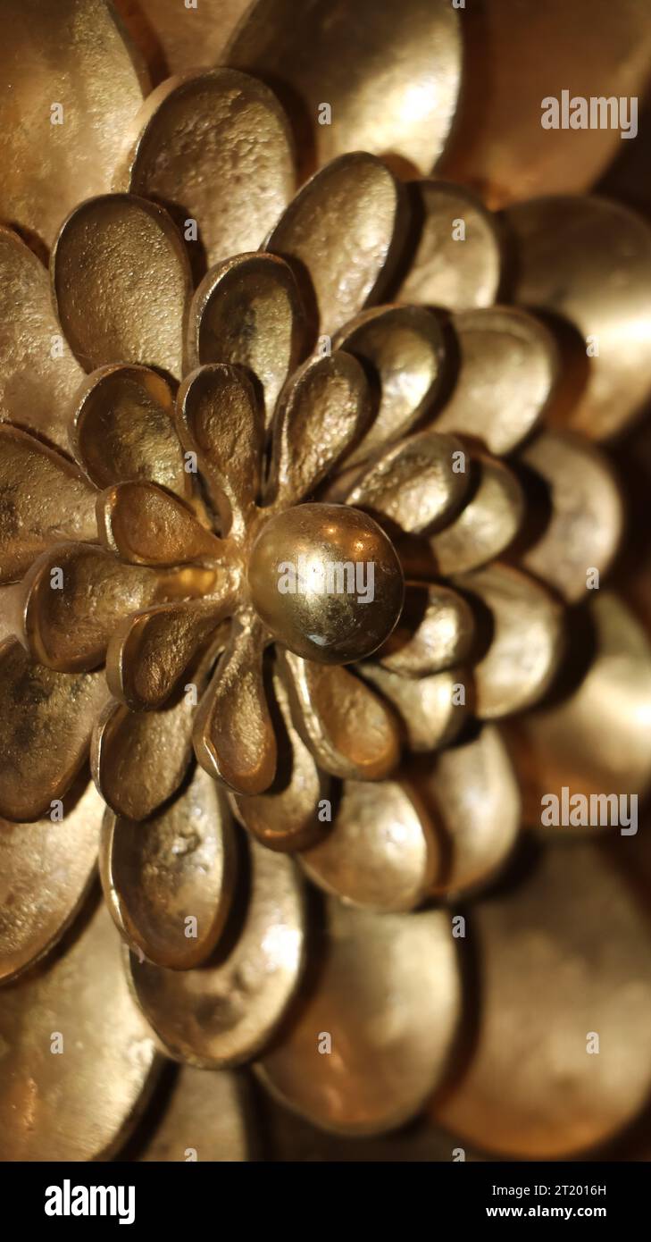 gros plan de sculpture dorée détaillée dans le motif floral sculpté dans l'intérieur artistique artisanal d'un ancien palais Banque D'Images