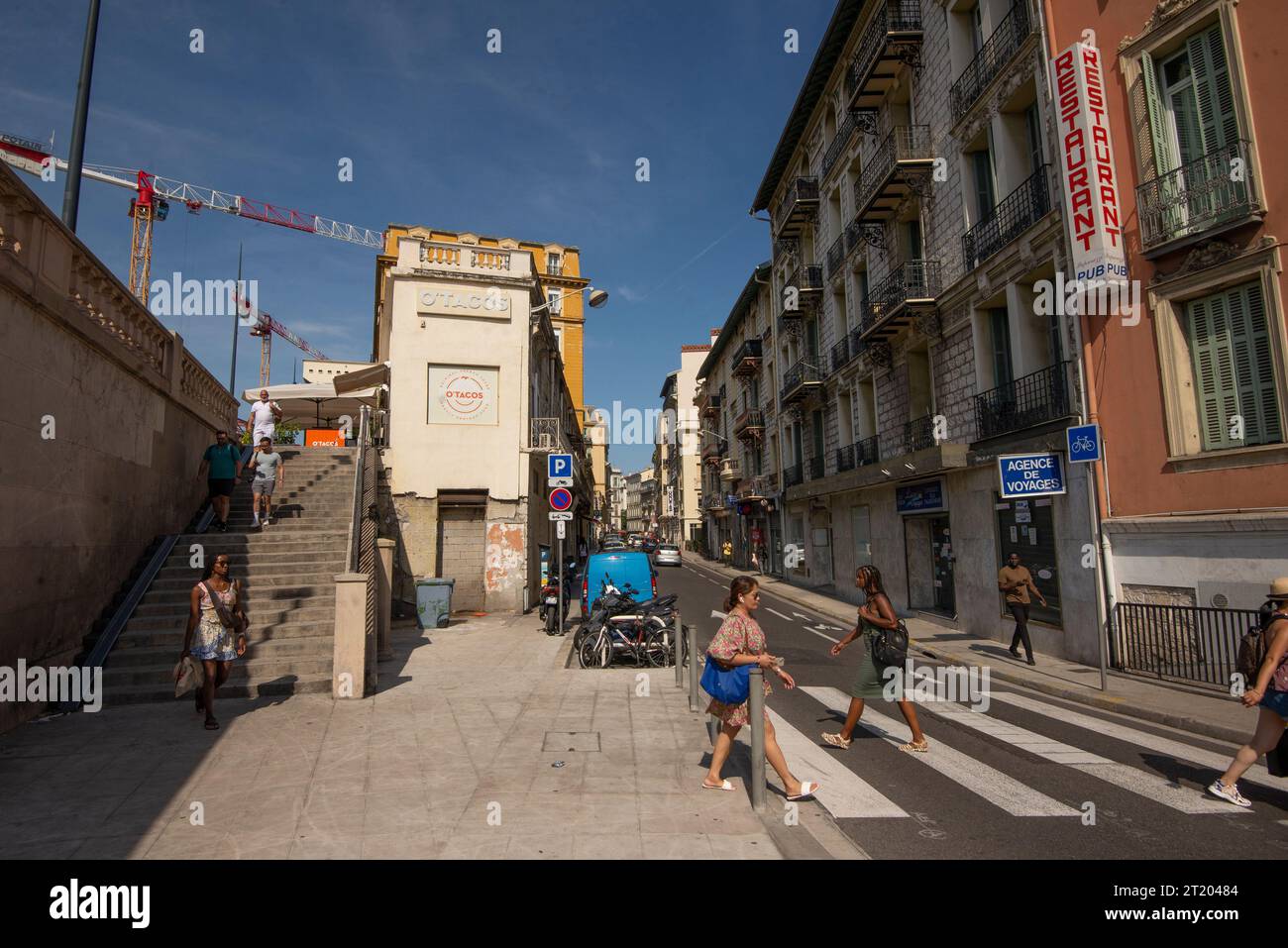 Véritable scène de rue des gens qui vont autour de leur truc Banque D'Images