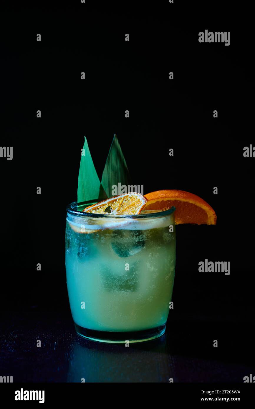 trempage old fashioned avec garniture de tranche orange sur fond noir, concept Banque D'Images