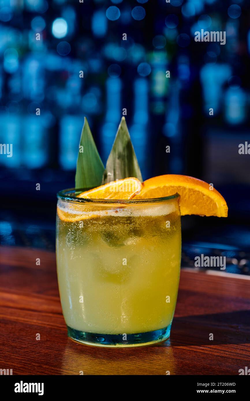 verre de cocktail à l'ancienne avec tranche d'orange avec bar en toile de fond, concept Banque D'Images