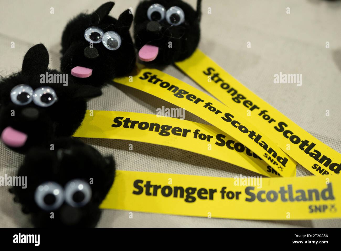 Aberdeen, Écosse, Royaume-Uni. 16 octobre 2023. Deuxième jour de la conférence annuelle SNP tenue au centre de conférence P et J Live à Aberdeen. Souvenirs SNP en vente sur le stand du lieu. Iain Masterton/Alamy Live News Banque D'Images