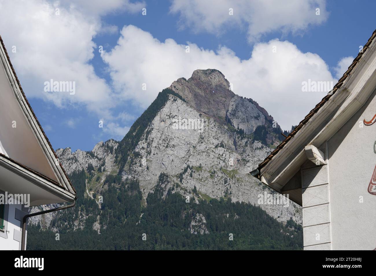Vue sur la montagne appelée Grosser Mythen situé dans les Alpes suisses, dans le canton Schwyz, ville Schwyz, Suisse. Banque D'Images