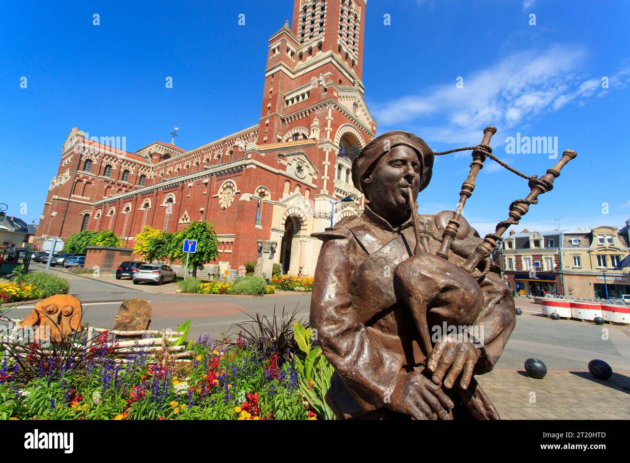 Albert (nord de la France) : statues commémorant le centenaire de la première Guerre mondiale (WWI). Soldat écossais, joueur de cornemuse Banque D'Images