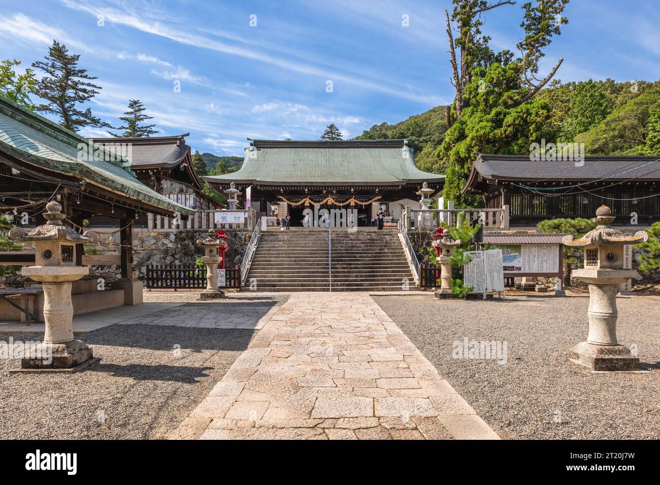 4 octobre 2023 : Haiden et lanterne en pierre de Kibitsuhiko Jinja, un sanctuaire shinto dans le quartier Ichinomiya de la ville d'Okayama au Japon. C'est le cas Banque D'Images