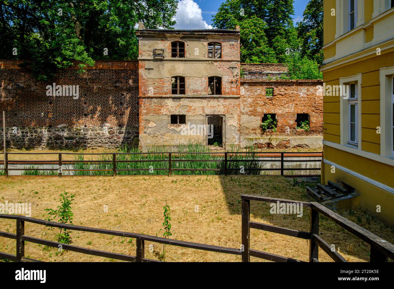 Bâtiment abandonné et délabré intégré dans la vieille muraille historique de la ville de Namyslow (Namslau), voïvodie d'Opole, Pologne. Banque D'Images