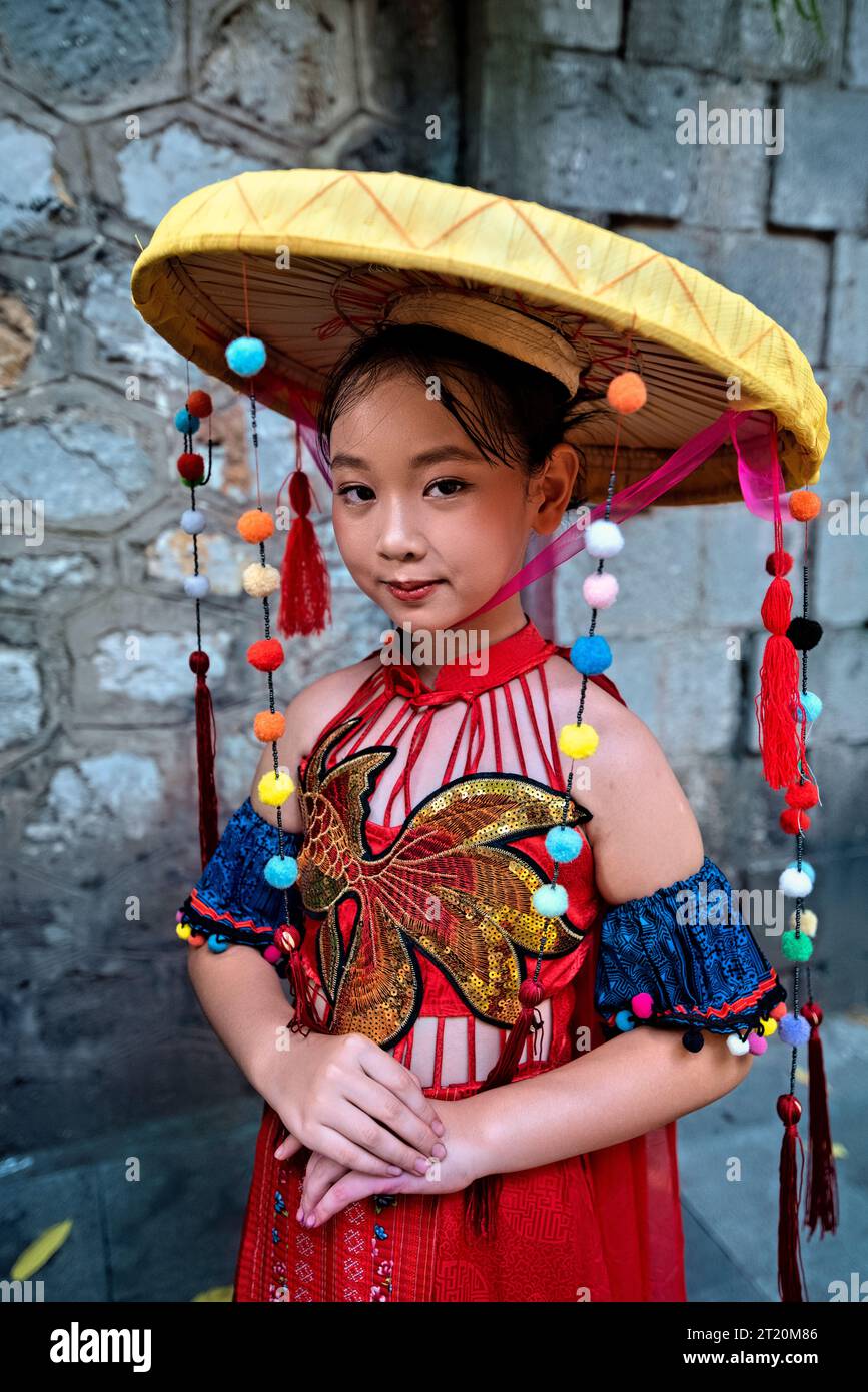 Fille habillée pour le Festival de la mi-automne (Festival de la Lune), Hanoi, Vietnam Banque D'Images