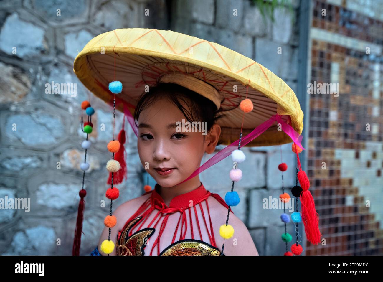 Fille habillée pour le Festival de la mi-automne (Festival de la Lune), Hanoi, Vietnam Banque D'Images