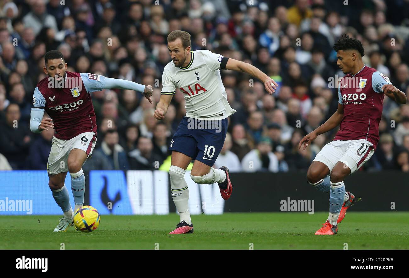 Harry Kane de Tottenham Hotspur affronte Douglas Luiz d'Aston Villa. - Tottenham Hotspur v Aston Villa, Premier League, Tottenham Hotspur Stadium, Londres, Royaume-Uni - 1 janvier 2023 usage éditorial uniquement - des restrictions DataCo s'appliquent Banque D'Images Harry Kane de Tottenham Hotspur affronte Douglas Luiz d'Aston Villa. - Tottenham Hotspur v Aston Villa, Premier League, Tottenham Hotspur Stadium, Londres, Royaume-Uni - 1 janvier 2023 usage éditorial uniquement - des restrictions DataCo s'appliquent Banque D'Images