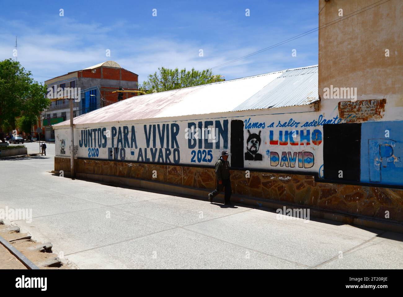 Villazon, Bolivie. 11 octobre 2023. Un homme passe devant des slogans politiques qui montrent la scission actuelle au sein du parti au pouvoir MAS (Movimiento al Socialismo) en Bolivie. Evo - Alvaro date de la campagne électorale controversée de 2019 ou avant quand Evo Morales Ayma était président. Lucho est le surnom de l'actuel président Luis Arce Catacora, David l'actuel vice-président David Choquehuanca. À côté de leurs noms se trouve le visage rayé et défiguré d'Evo Morales. Il y a une grande division au sein du parti alors que les partisans d’Arce et Morales se disputent pour savoir qui devrait être candidat aux prochaines élections de 2025. Banque D'Images