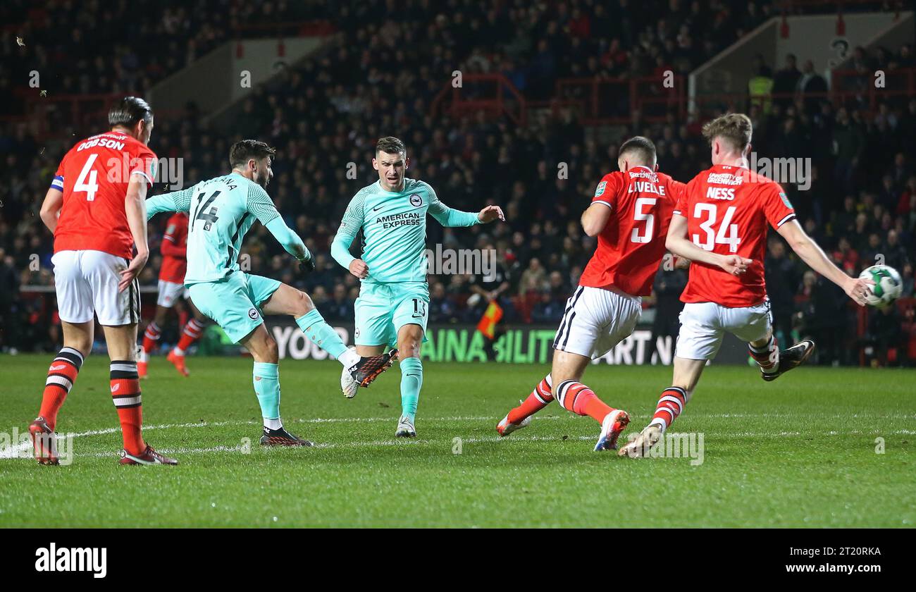 Adam Lallana de Brighton & Hove Albion frappe la barre transversale avec un tir au but. - Charlton Athletic v Brighton & Hove Albion, EFL Cup, English football League Cup, Carabao Cup, The Valley Stadium, Londres, Royaume-Uni - 21 décembre 2022 usage éditorial uniquement - des restrictions DataCo s'appliquent Banque D'Images